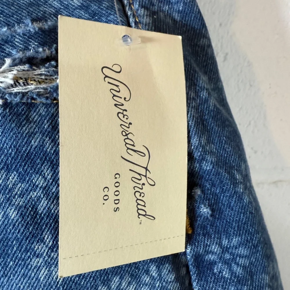 Universal Thread Women's Mid-Rise 90s Baggy Embroidered Floral Print Denim Short